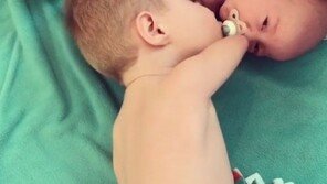 “동생아 울지마” 팔다리 없는 3세 형이 우는 동생 달래는 영상 ‘뭉클’