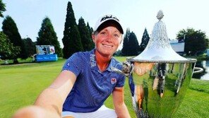 ‘더 목말랐던’ 루이스, 전인지 제치고 우승…상금 전액 허리케인 구호금 기부