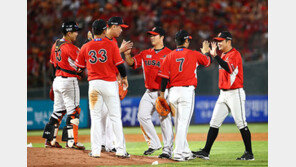 실책마저 최소? ‘퍼펙트 롯데’ 얼마나 달라졌나