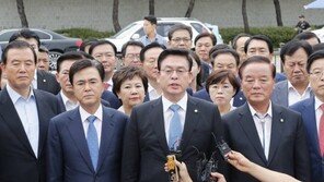 ‘장외투쟁’ 한국당 정우택, 文대통령 면담 불발되자…“소통 아닌 ‘쇼(Show)통’”