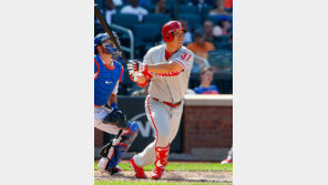 친정에 자리 없는 김현수, 내년 유니폼은?