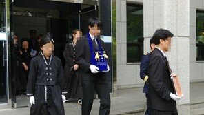 “부모님 앗아간 졸음버스… 어른들 무책임” 16세 상주 통곡