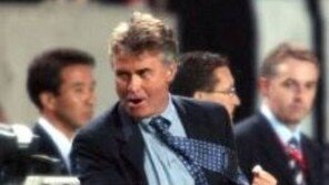 “히딩크, 한국민 원하면 국대 감독 OK”…축구팬들 ‘발칵’