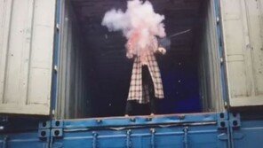 유키스 기섭, 연막탄 폭발 영상 보니… 얼굴에 ‘펑’ 