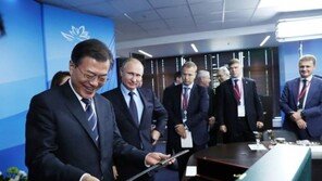 푸틴, 文 대통령에 ‘조선 검(劍)’ 선물 후 표정 화제…“나 잘했지?”