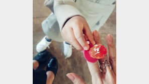 소유진, 子이 준 ‘보석 반지’ 사진 공개…팬들 “벌써? 로맨티스트네”