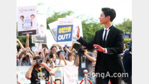 [동아포토]박보검, 손인사는 팬서비스 ‘서울드라마어워즈’