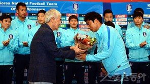 [현장리포트] 역대 월드컵대표팀 감독들이 건넨 ‘축하 꽃다발’