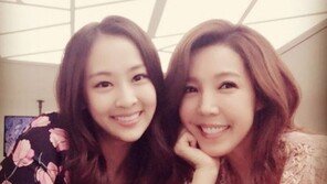 ‘언니는 살아있다’ 전수경, 다솜과 ‘찰칵’…“우리도 알고 보면, Sweet”