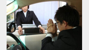 차에 타고 전자 향으로 조문…日에 ‘드라이브스루’ 장례식장 등장