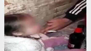 어린 딸에게 술병·담배 물리고 신난 10대 부모…경찰에 체포[영상]