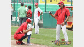 [현장리포트] ‘와글와글’ SK 패밀리데이, 힐만의 통 큰 결정