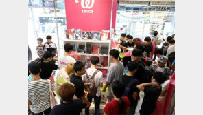 [단독]워너원 티셔츠-윤식당 앞치마… CJ-롯데百, 콘텐츠 스토어 손잡는다 