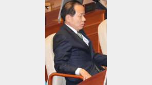 김이수 헌재소장 인준안 부결되자…자유한국당, 얼싸안고 박수