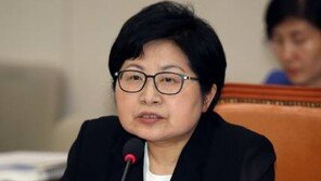 탁현민 해임건의 후 역풍 맞은 정현백 “여가부 장관으로 의견 전달한 것”