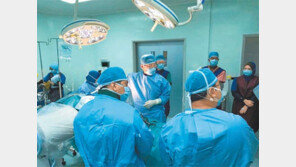 [헬스동아]꼬부랑 할머니 병, ‘내시경 완화술’로 2시간이면 허리가 쫙 