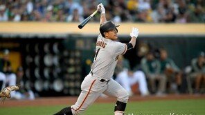 황재균, 롯데 덕아웃서 포착…이대호 등 선수들과 인사하며 ‘미소’