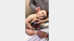 [대박! 이거 봤어?] 90만 유투버를 녹여버린 진찰받는 아기