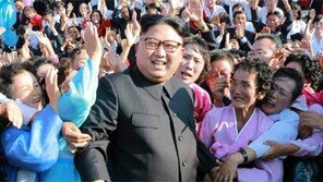 김정은, 아무일 없다는듯… 84일만에 민생행보 