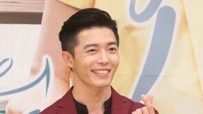 [동아포토]김재욱, 버건디 미소