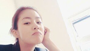 강소라 ‘팬 사인회’ 시선 집중…블랙 계열 ‘매니시룩’ 패션 감각 뽐내