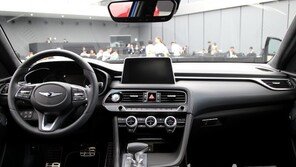 ‘제네시스 G70’ 실내, 우아함에 젊은 감각을 더하다… 벤츠 등 수입차 ‘정조준’