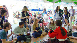 국악 선율에 심취하며 ‘와인 1번지’에서 낭만을 즐기세요