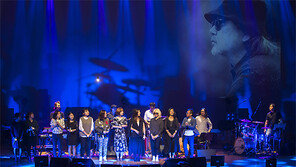 포크 후배들이 함께 부른 ‘행복한 사람’… 추모공연 된 ‘13년만의 콘서트’