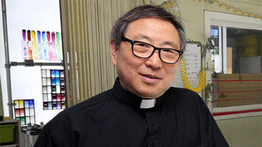 숯과 불 그리고 암호… 더 강렬해진 ‘화가 신부님’