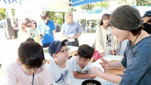 “번데기 먹고 실 뽑는 누에고치 구경 신기”