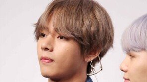 [동아포토]방탄소년단 뷔, 안경은 뒤로~