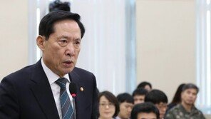 靑, 문정인 비판 송영무에 ‘엄중 주의’ 조치…국방부 “향후 유념할 것” 