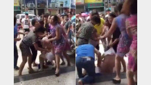 “감히 내 친구 남편이랑 바람을?” 분노한 女들, 길거리서 내연녀 집단 폭행
