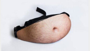 웬 ‘똥배’인가 했는데…‘아빠 가방’ 허리에 찬 거라고?