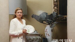 [Q매거진]덴마크 ‘로얄 코펜하겐’의 페인팅 장인 팔름 씨