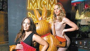[Q매거진/Style News]MCM, ‘레드재단’과 자선협약 12월 제품 출시… 수익금 기부