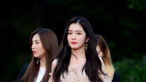 [포토] 레드벨벳 아이린 ‘눈길 끄는 과감한 패션’
