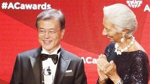 문재인 대통령 “촛불시민 노벨평화상 자격 있어”