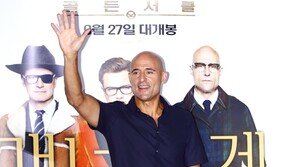 [동아포토]마크 스트롱 ‘매너 손인사’