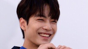 [포토] 뉴이스트 JR ‘팬들 환호에 함박 미소’