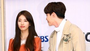 [동아포토]이종석 ‘배수지 미모에 시선고정’