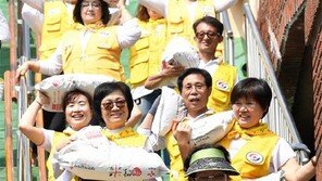 머리-어깨 위에 쌀… “저소득층과 情 나눠야죠”