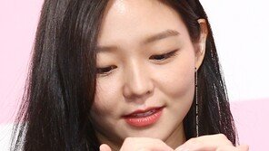 [동아포토]이솜 ‘하트 예쁘게 만들어야지~’