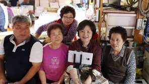 김정숙 여사, 인천 어시장서 추석 장 봐…“소금 잘 쳐주세요” 