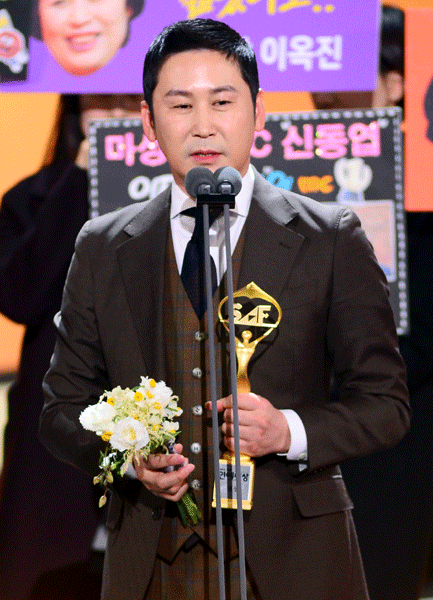 [연예 뉴스 HOT5] 신동엽, 경기농아인협 4년 3억 후원