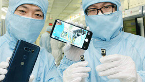 로봇팔이 최적의 초점 맞춰 글라스 렌즈 결합