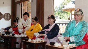 [동아 포토] 의료관광 온 외국인들, 한복 입고 다도체험