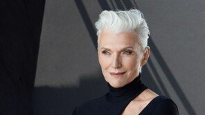 일론 머스크 어머니 메이, 69세에 뷰티 브랜드 ‘커버걸’ 모델 발탁 