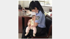 재판 받는 피고인 아기에 모유수유…여성 집행관 사진 ‘감동’