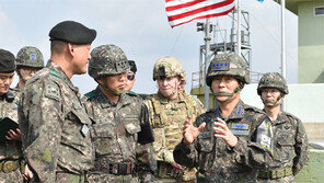 군사분계선서 25m… JSA 초소 찾은 정경두 합참의장